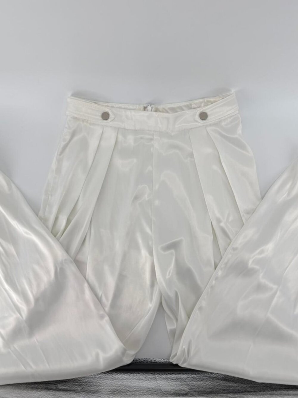 AKIRA White Satin Pleated High Waisted Jogger Pants Size Small Glam